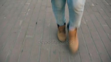 Şehir sokak dans kadının bacakları yukarı kapatın