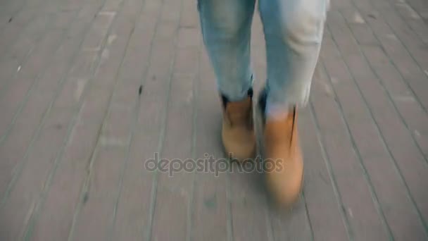 Close up womans legs dancing on city street — Stok Video