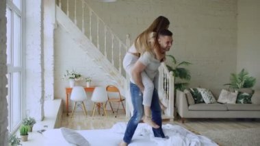 Genç güzel ve sevgi dolu bir çift dans ve yatakta Sırtıma binmek sabah evimde kissingwhile