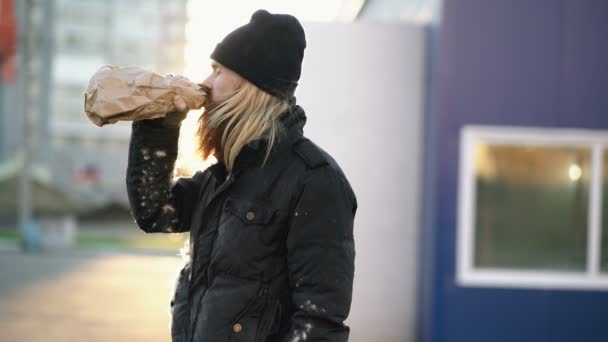 Berusad hemlös man med dricker alkohol från papperspåse stående på gatan city — Stockvideo