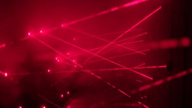 Hırsız sis makinesi kullanarak banka güvenliği için kullanılan güvenlik lazer ışınları görmek için çalışıyorum