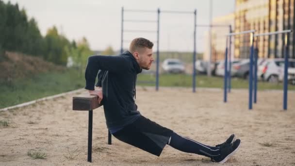 Przystojny mięśni młody człowiek ma szkolenia treningu w parku — Wideo stockowe