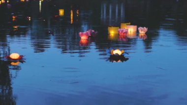 Fenerler Festivali Asya Nehri üzerinde parlayan su Slowmotion