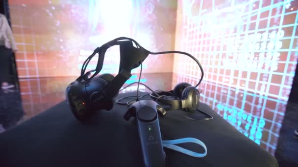 Astana, Kazakstan - 10 juni 2017: Expo pavilion med futuristisk skärm och virtuell verklighet headset — Stockvideo