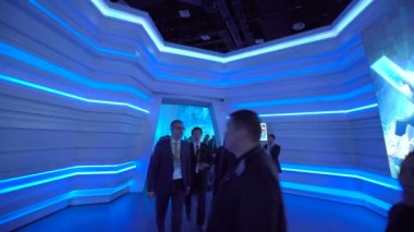 Astana, Kazakistan - 10 Haziran 2017: Rus Expo pavyon yürüyüş iş adamı ile