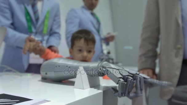 Astana, kasachstan - 10. Juni 2017: Junge nutzt innovatives kybernetisches Armsystem mit Motoin-Tracking auf der Expo — Stockvideo