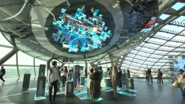 哈萨克斯坦阿斯塔纳-2017 年 6 月 10 日： 世博馆与未来派屏幕的未来能源概念 — 图库视频影像