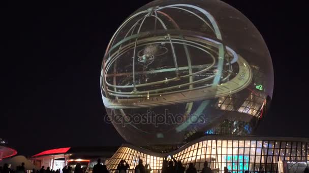 哈萨克斯坦阿斯塔纳-2017 年 6 月 10 日： 世博馆建设未来能源概念的未来派屏幕 — 图库视频影像