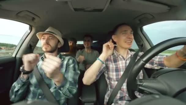 群快乐的朋友，在车里唱歌和跳舞，一面驱动器客场之旅 — 图库视频影像