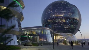 Astana, Kazakistan - 10 Haziran 2017: Expo pavyon binasında gelecekteki enerji kavramının fütüristik ekran ile