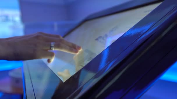 Closeup της γυναίκας χέρι χρησιμοποιώντας συσκευή με οθόνη αφής — Αρχείο Βίντεο
