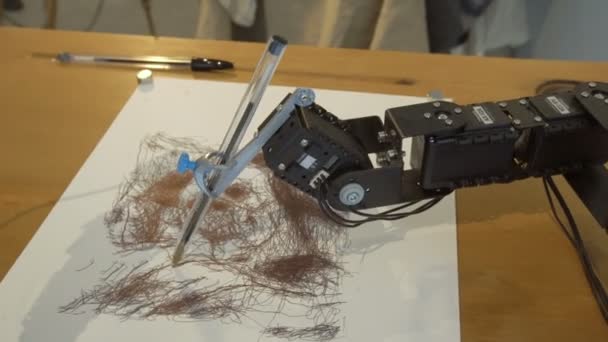 АСТАНА, Казахстан - 10 июня 2017 года: робот двигает руку и рисует картину на выставке Expo — стоковое видео