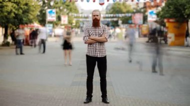 Hala kalabalık trafik akışı kaldırım hızlı hareket eden insanlarla ayakta Timelapse sakallı genç adam