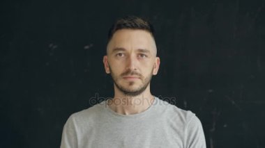 Kulaklık ve siyah arka plan üzerine müzik dinle dans deli genç komik adam portresi closeup koyar