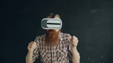 Sakallı adam dövüş oyunu siyah arka plan üzerine Vr oynarken sanal gerçeklik Kulaklık takmış