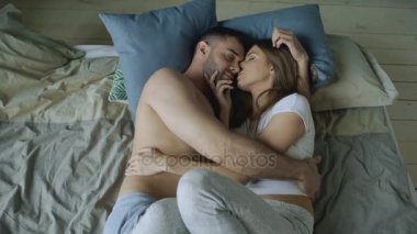 Sabahleyin yatakta öpüşme genç güzel ve sevgi dolu Çift