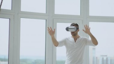 Genç adam el hareketleri için denetimi kullanarak sanal gerçeklik kulaklık ile Vr deneyim var