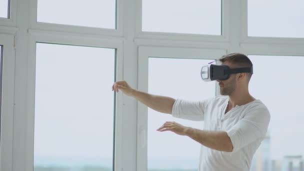 Junger Mann hat vr Erfahrung mit Virtual-Reality-Headset mit Handgesten zur Steuerung — Stockvideo