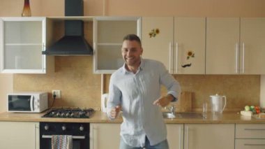 Yakışıklı genç komik mutfak evde sabah dans adam ve tatil günlerinde iyi eğlenceler