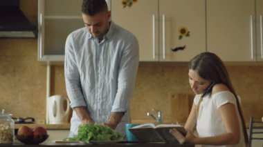 Sabah mutfakta çekici çift. Güzel kız erkek arkadaşıyla yemek kahvaltı ederken sohbet telefon