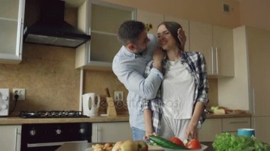 Kız gözlerin ellerle kapsayan ve onu evde mutfakta şaşırtıcı genç adam