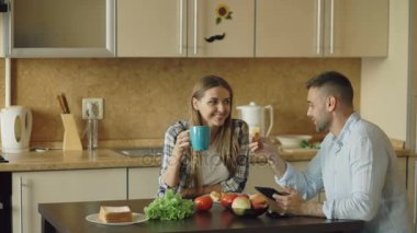Çekici çift sohbet ve mutfakta Kahvaltı