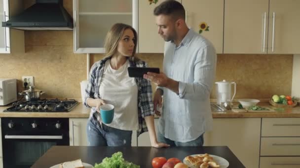 Les jeunes couples se disputent dans la cuisine à la maison — Video