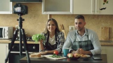 Dslr fotoğraf makinesi mutfak pişirme hakkında video Gıda blog çekim genç çekici çift