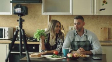 Dslr fotoğraf makinesi mutfak pişirme hakkında video Gıda blog çekim blogcular genç çekici çift