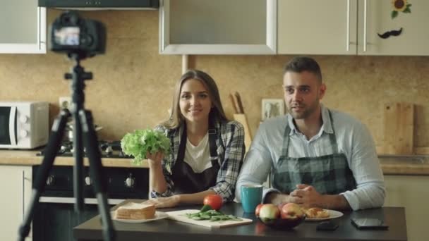 Junges attraktives Paar dreht Video-Food-Blog über Kochen mit DSLR-Kamera in der Küche — Stockvideo