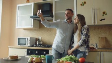 Mutfakta evde Online görüntülü sohbet sahip genç mutlu çift