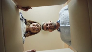 Yer değiştirme ve yeni evinde öpüşme içinde seyir sonra açılış karton kutu genç mutlu çift