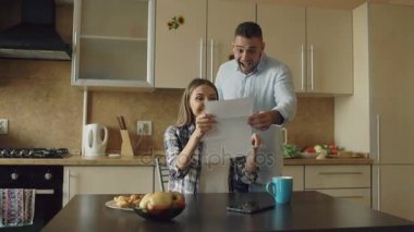 Çekici mutlu çift mutfakta iyi haber unfolding mektup almak süre evde kahvaltı var