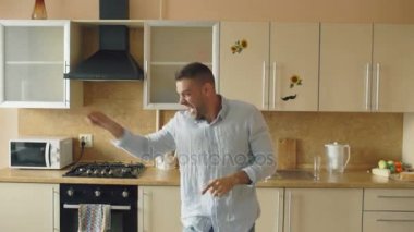 Yakışıklı genç komik mutfak evde sabah dans adam ve tatil günlerinde iyi eğlenceler
