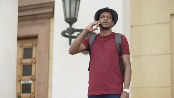 Afro-americano turista homem conversando com smartphone enquanto viaja na Europa — Vídeo de Stock