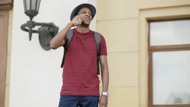 Afrika kökenli Amerikalı turist adam Avrupa'da seyahat ederken Smartphone ile sohbet — Stok video