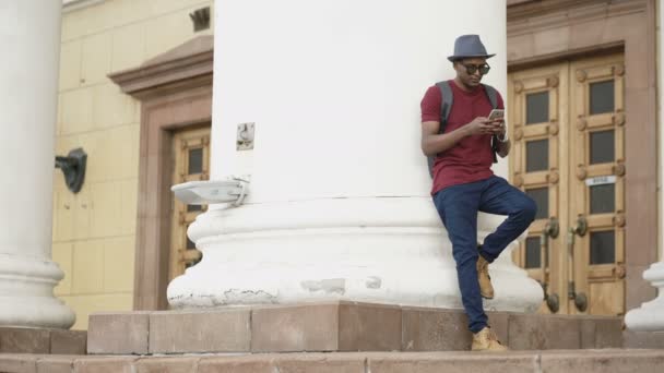 Αφρικανική αμερικανική τουριστική άνθρωπος σερφ σε απευθείας σύνδεση κοινωνικών μέσων μαζικής ενημέρωσης με smartphone ενώ Ταξιδεύοντας στην Ευρώπη — Αρχείο Βίντεο
