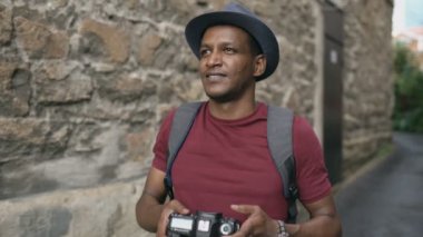 Afrika mutlu turist alarak fotoğraf onun dslr fotoğraf makinesi. Genç adam Avrupa'da seyahat