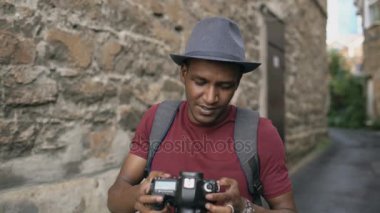 Afrika mutlu turist alarak fotoğraf onun dslr fotoğraf makinesi. Genç adam Avrupa'da seyahat