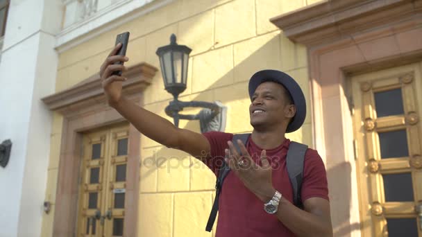 Africano americano turista homem ter chat de vídeo online usando sua câmera de smartphone enquanto viaja na Europa — Vídeo de Stock