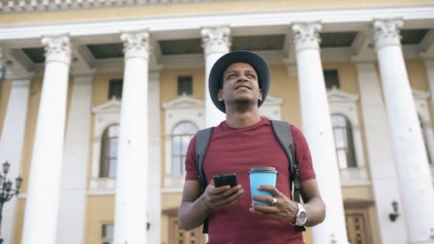 Afro-amerikai turista ember használ smartphone online Térkép, megtalálni a megfelelő irányban állandó utca — Stock videók