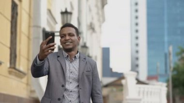 Karışık yarış işadamı smartphone kullanarak iş konferans online görüntülü sohbet sahip