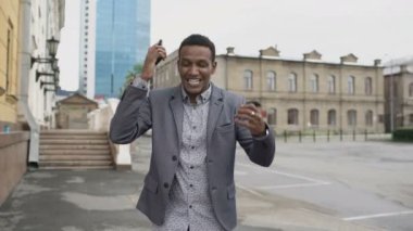 Dans ve telefonu yeni kariyeri hakkında konuşurken karışık yarış neşeli işadamı Steadicam atış