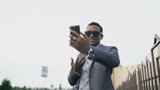 Stedicam toma del hombre de negocios de raza mixta que tiene chat de vídeo en línea en la conferencia de negocios utilizando el teléfono inteligente — Vídeos de Stock