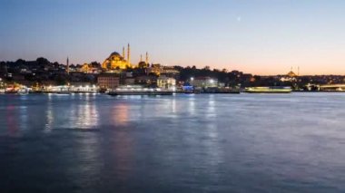 Turist gemileri boğaz geceleri yüzen ile Süleymaniye Camii ile Istanbul cityscape görünümünü Timelapse