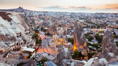 Timelapse Goreme köyde Kapadokya'da günbatımı Türkiye'deki görünümünü