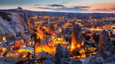 Timelapse görünümü köyünün güzel Göreme Kapadokya gece Türkiye'de