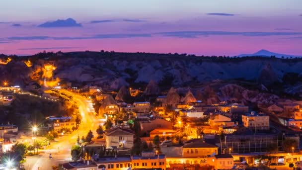 TimeLapse kilátás nyílik Goreme falu gyönyörű ég Cappadocia éjjel Törökországban — Stock videók