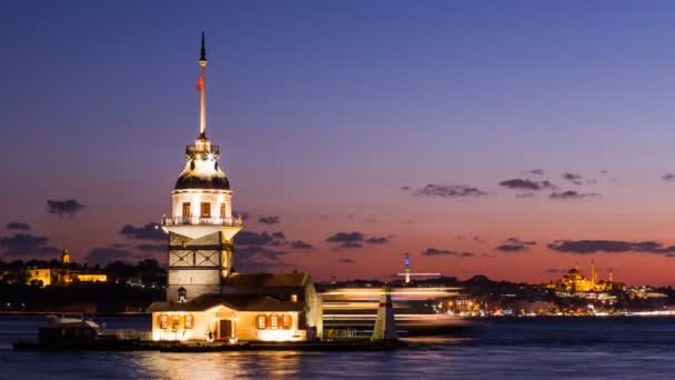 Zeitraffer des Jungfernturms oder Kiz Kulesi mit schwimmenden Touristenbooten am Bosporus in Istanbul bei Nacht — Stockvideo