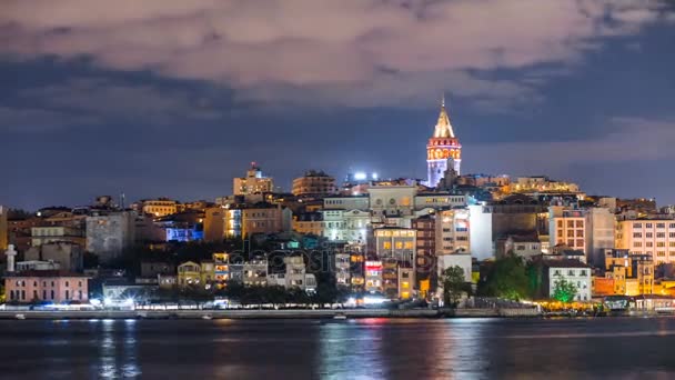 Istanbul stadsbild med Galata Tower och flytande turistbåtar i Bosporen natt timelapse — Stockvideo